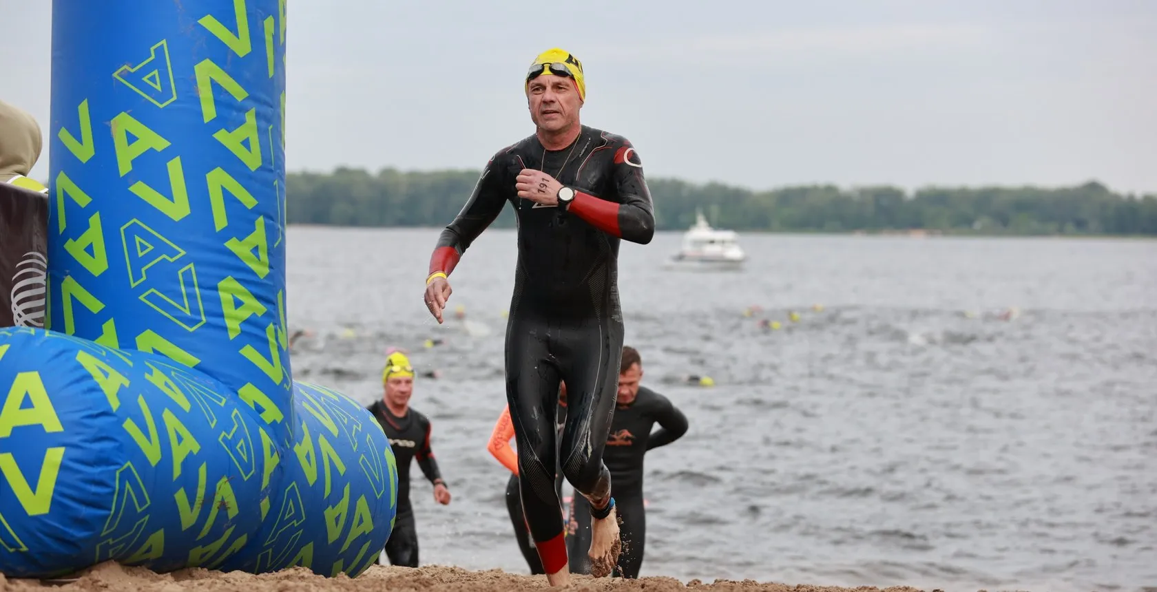 Александр Голубев, ученик Игоря Батракова, выходит из воды на IronStar в Самаре