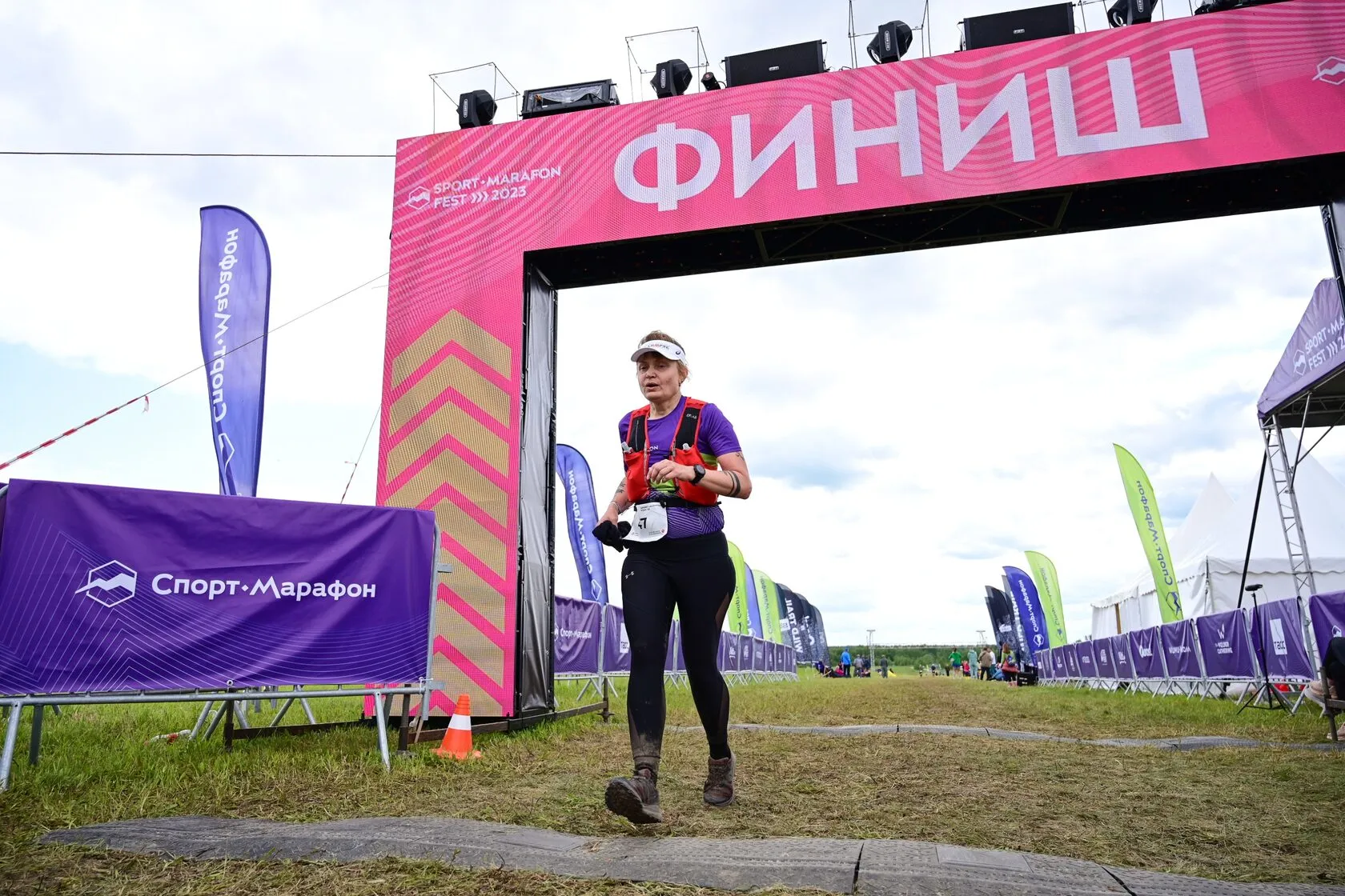 Татьяна пересекает финишную арку Sport-Marafon Fest